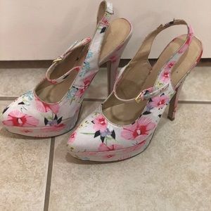 Floral platform pumps